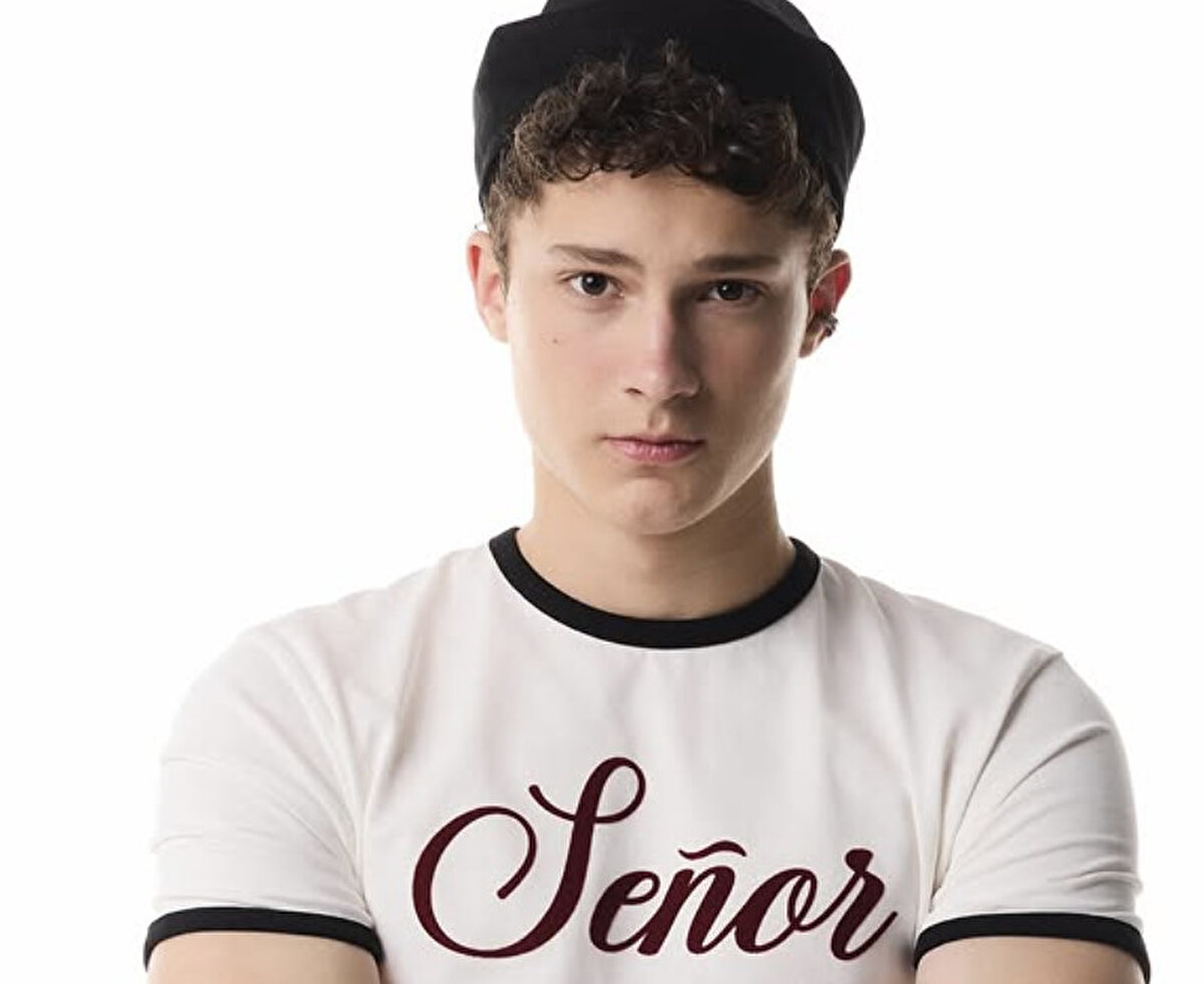 Oyunculuk kariyerine hız kesmeden devam eden Çağan Efe Ak, aynı zamanda eğitimine de özen gösteriyor. 