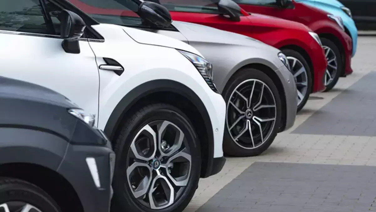 Türkiye'de araç sahipliği daha da zorlaşıyor<br><br>Türkiye’de son yıllarda otomobil sahibi olmak, özellikle orta gelirli vatandaşlar için giderek daha zor hale geliyor. Vergi yüklerinin yanı sıra kur baskısı, krediye erişimdeki zorluklar ve artan yaşam maliyetleri, araç alımında en büyük engeller olarak öne çıkıyor. Türkiye’nin listeye 4. sıradan girmesi, bu durumun küresel ölçekte de dikkat çekecek boyutlara ulaştığını gösteriyor.