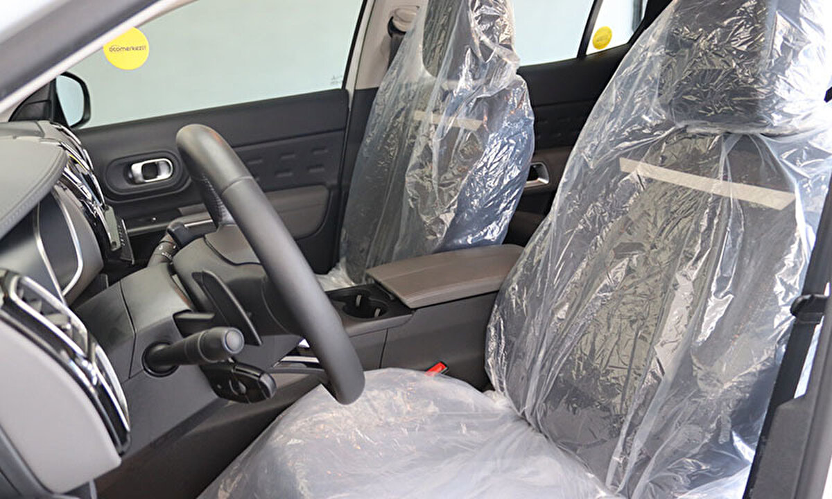 Sıfır otomobil fiyatları 2025 itibarıyla dünya genelinde ciddi artış gösterirken, otomobil sahibi olmak birçok ülkede lüks haline geldi. Deutsche Bank tarafından yayımlanan “Küresel Fiyat Karşılaştırması 2025” raporu, sıfır araç fiyatlarının hangi ülkelerde ne kadar olduğunu ortaya koydu. Raporda; vergi yükü, döviz kuru, ithalat maliyetleri ve ekonomik koşulların etkisiyle otomobil almanın en pahalı olduğu ülkeler sıralandı. Türkiye, 45 bin 787 dolarlık ortalama sıfır araç fiyatıyla ilk 5’e girerek dikkat çekti. Sıfır otomobil fiyatları en yüksek olan ülkelerin listesi, Singapur'dan Danimarka'ya, İsrail'den Türkiye'ye uzanıyor. Peki, sıfır otomobil almak en çok hangi ülkede cep yakıyor, Türkiye kaçıncı sırada yer alıyor? İşte detaylı sıralama ve 2020 ile 2025 yılı fiyat karşılaştırması…