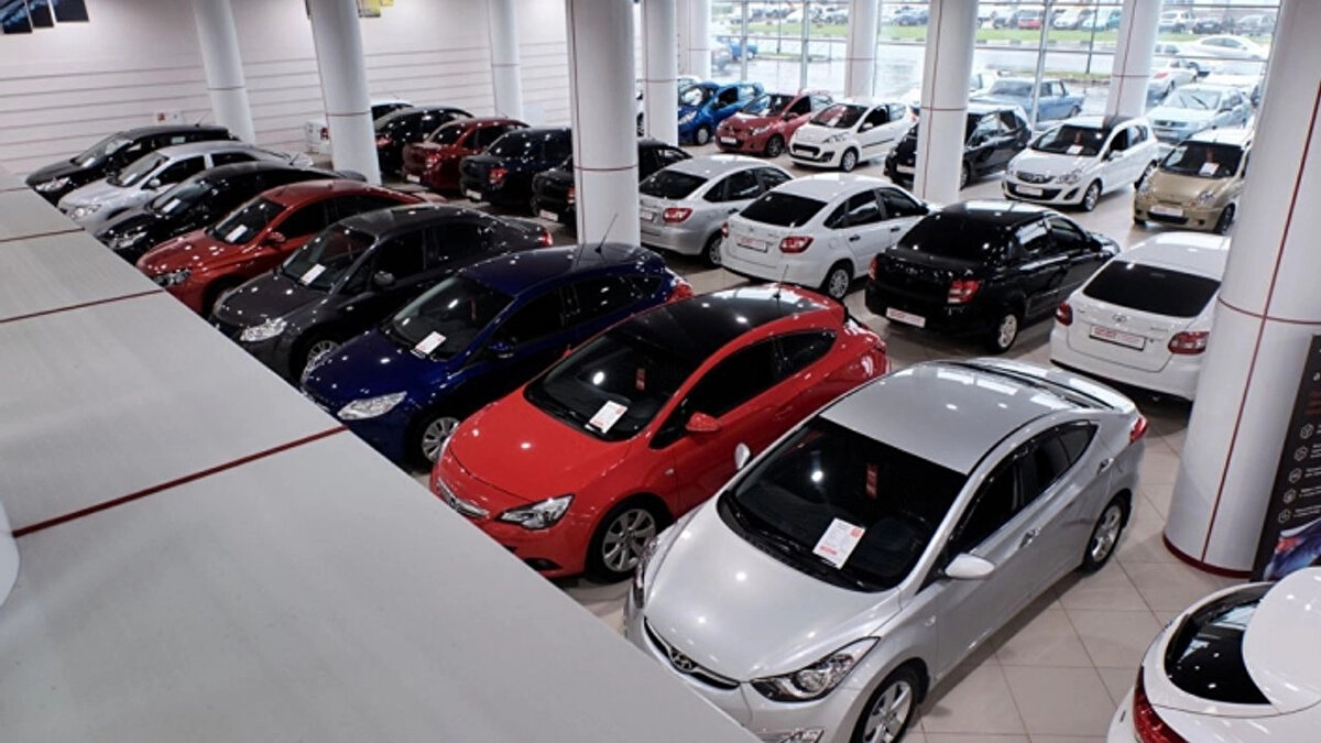 Otomobil almanın en pahalı olduğu ülke: Singapur<br><br>Listede ilk sırada yer alan ülke, uzun süredir olduğu gibi Singapur oldu. Bu ülkede bir sıfır otomobilin ortalama fiyatı 140.534 dolar seviyesinde. Singapur'da araç sahipliğini kısıtlamak adına uygulanan özel ruhsatlandırma ve sert vergilendirme sistemi, otomobil fiyatlarını uçuk rakamlara taşıyor. 2020’de ortalama 81.804 dolar olan fiyat, son 5 yılda yüzde 71,8 oranında artış gösterdi.