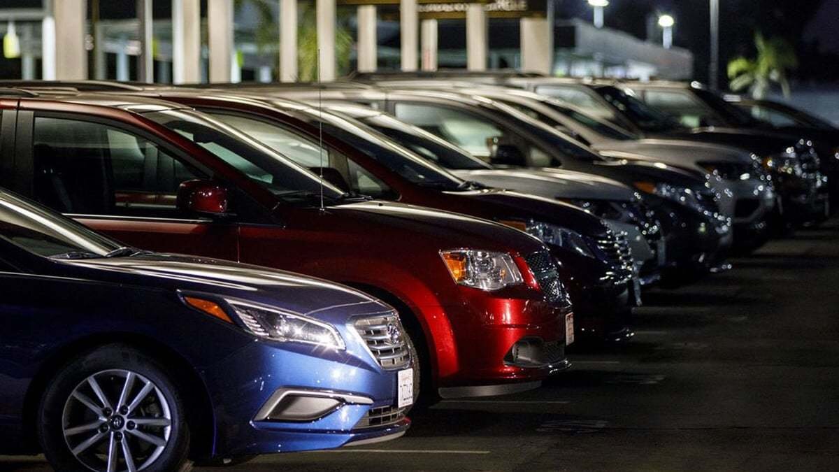 Gelişmekte olan ülkelerde fiyat artışları daha ılımlı<br><br>Raporda dikkat çeken bir diğer detay ise bazı gelişmekte olan ülkelerde sıfır otomobil fiyatlarının daha ılımlı artması ya da düşmesi oldu. Örneğin Çin’in Pekin kentinde 2020 yılında 23.268 dolar olan ortalama sıfır otomobil fiyatı, 2025’te 18.526 dolara geriledi. Bu da yüzde 20,4’lük bir düşüş anlamına geliyor.<br>Benzer şekilde Hindistan'ın Bangalore kentinde sıfır araç fiyatı beş yıl içinde yalnızca yüzde 7,3 artarak 14.015 dolara çıktı.