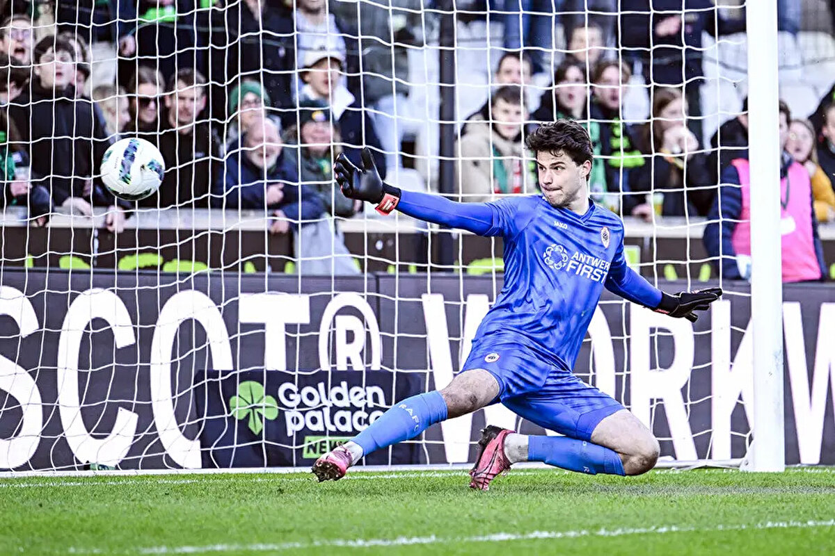 Haberde, bu hafta Galatasaray'dan bir heyetin Antwerp'in yeni sezon hazırlıklarını sürdürdüğü Avusturya'nın Waidring şehrine geldiği ve bir görüşme yapıldığı kaydedildi.<br>