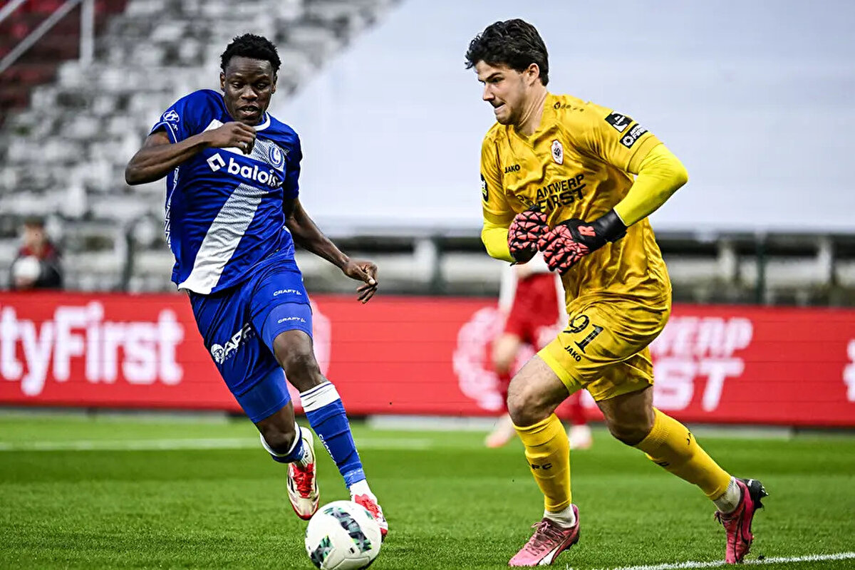 Haber detayında, Senne Lammens'in Premier Lig'e gitmeyi öncelikli hedef olarak gördüğü ancak Galatasaray'ın Şampiyonlar Ligi'nde oynayacak olmasının da 23 yaşındaki kaleciyi cezbettiği vurgulandı.<br>