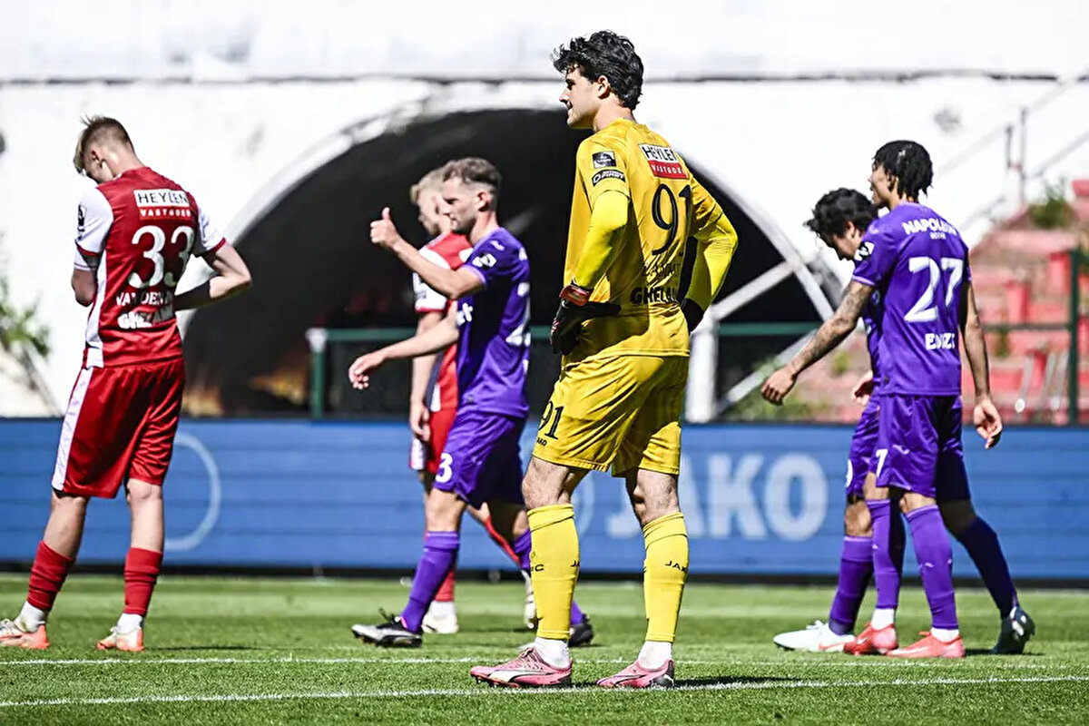 Senne Lammens kimdir?<br><br><br>2002 yılında Belçika'nın Zottergem şehrinde doğan Senne Lammens kariyerine Dender ve Club Brugge altyapılarında başladı. 2023 yılında Antwerp'e transfer olan Lammens'in 2027 yılına kadar sözleşmesi bulunuyor. 1.93 metre boyundaki kaleci Belçika'nın alt yaş milli takımlarında da forma giydi. Geçen sezon 44 maça çıkan Belçikalı eldiven, kalesinde 56 gol gördü, 10 maç ise kalesini gole kapadı.<br>