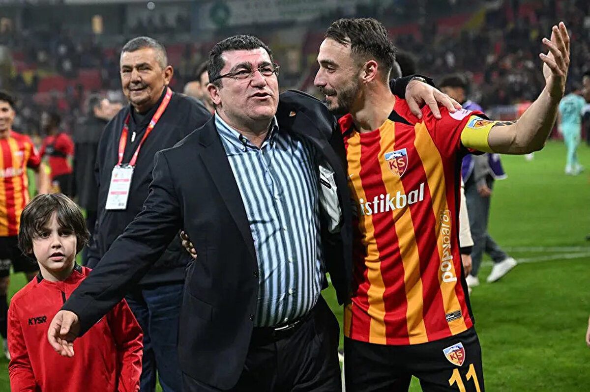 Açıkalın, Fenerbahçe'nin Gökhan Sazdağı için teklif yapıp yapmadığıyla ilgili soruya da cevap verirken, "Gökhan Sazdağı için Fenerbahçe'den tarafımıza gelen resmi teklif yok. TFF Olağan Mali Genel Kurul Toplantısı'nda kulüp başkanlarıyla birlikteydik, bu konu hiç konuşulmadı. Gökhan camiamız için değerli bir futbolcu, kaptanımız. Gökhan için belirlediğimiz bonservis var, şu anda bunu açıklayamam." şeklinde konuştu.<br>