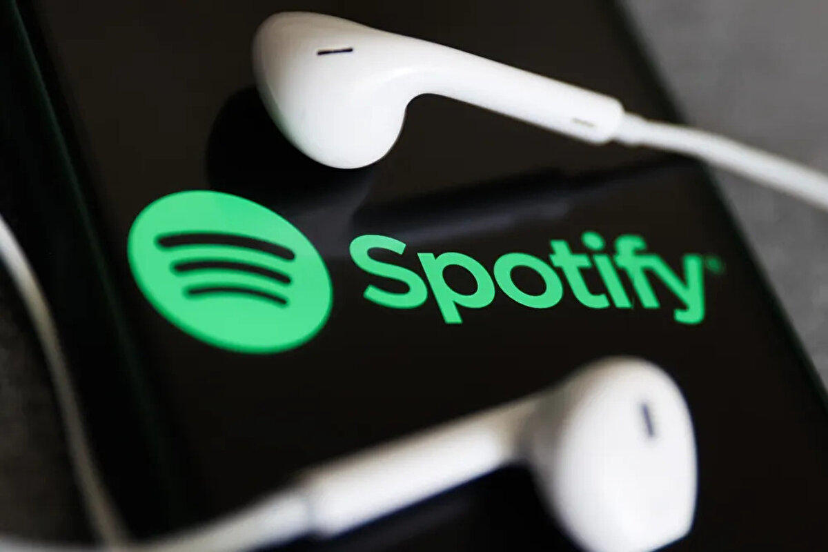 Spotify Türkiye’den çekilecek mi?<br><br>Henüz kesinleşmiş bir karar bulunmamakla birlikte, şirket kaynaklarının yaptığı açıklamalar, Spotify’ın Türkiye’deki varlığını sonlandırma olasılığını masada tuttuğunu gösteriyor. Süreç, Rekabet Kurumu’nun yürüttüğü inceleme ve platformun alacağı stratejik kararlarla netleşecek.