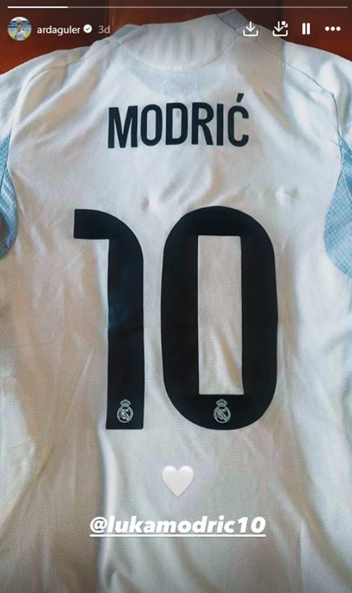 Arda Güler, Modric'ten aldığı formayı sosyal medya hesabından paylaştı. Milli futbolcu paylaşımına kalp emojisiyle birlikte Modric'i etiketledi.<br>