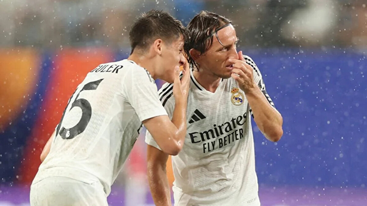 El Chiringuito TV'de, İspanya'ya ayak bastıktan sonra otobüslere dağılan Real Madrid takımında Arda Güler'in veda eden Modric'i durdurarak formasını aldığı görüntülere yer verilmişti.<br>