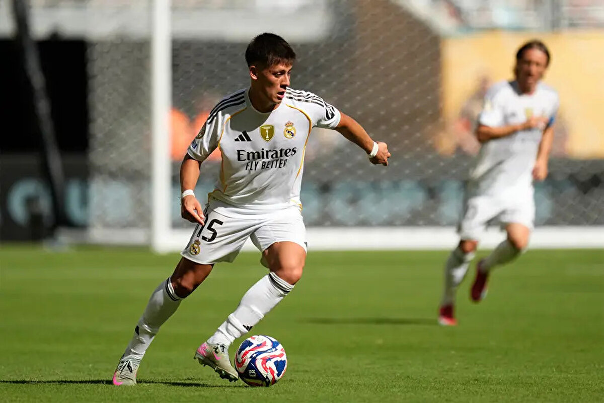 Real Madrid, FIFA Kulüpler Dünya Kupası'na 4-0'lık PSG mağlubiyetiyle yarı finalde havlu attı. İspanya'ya dönen eflatun-beyazlılarda Arda Güler ile Modric'in görüntüsü gündem olmuştu.<br>