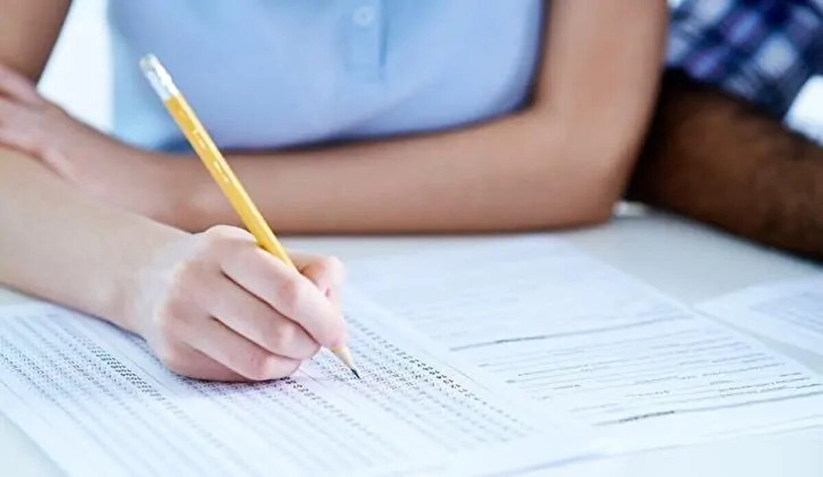 Yerel yerleştirme renkleri ne anlama geliyor?<br>Tercih ekranındaki renk kodları da süreci kolaylaştırmak için önemli:<br><br>Yeşil renk: Öğrencinin ikamet ettiği kayıt alanındaki okulları gösterir.<br><br>Mavi renk: Komşu kayıt alanında yer alan okulları belirtir.<br><br>Kırmızı renk: İl içi diğer kayıt alanları veya il dışı okulları işaret eder.