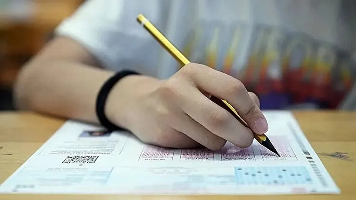 Yerel yerleştirme ekranı nasıl çalışıyor?<br>Tercihler sırasında öğrenciler ilk olarak yerel yerleştirme ekranı üzerinden işlem yapacak. Bu ekranda en fazla 5 okul seçilebilecek ve ilk 3 okulun, öğrencinin kendi kayıt alanında yer alması şart olacak. Aynı okul türünden ise (Anadolu lisesi, mesleki ve teknik Anadolu lisesi, imam hatip lisesi) en fazla 3 okul tercih edilebilecek.