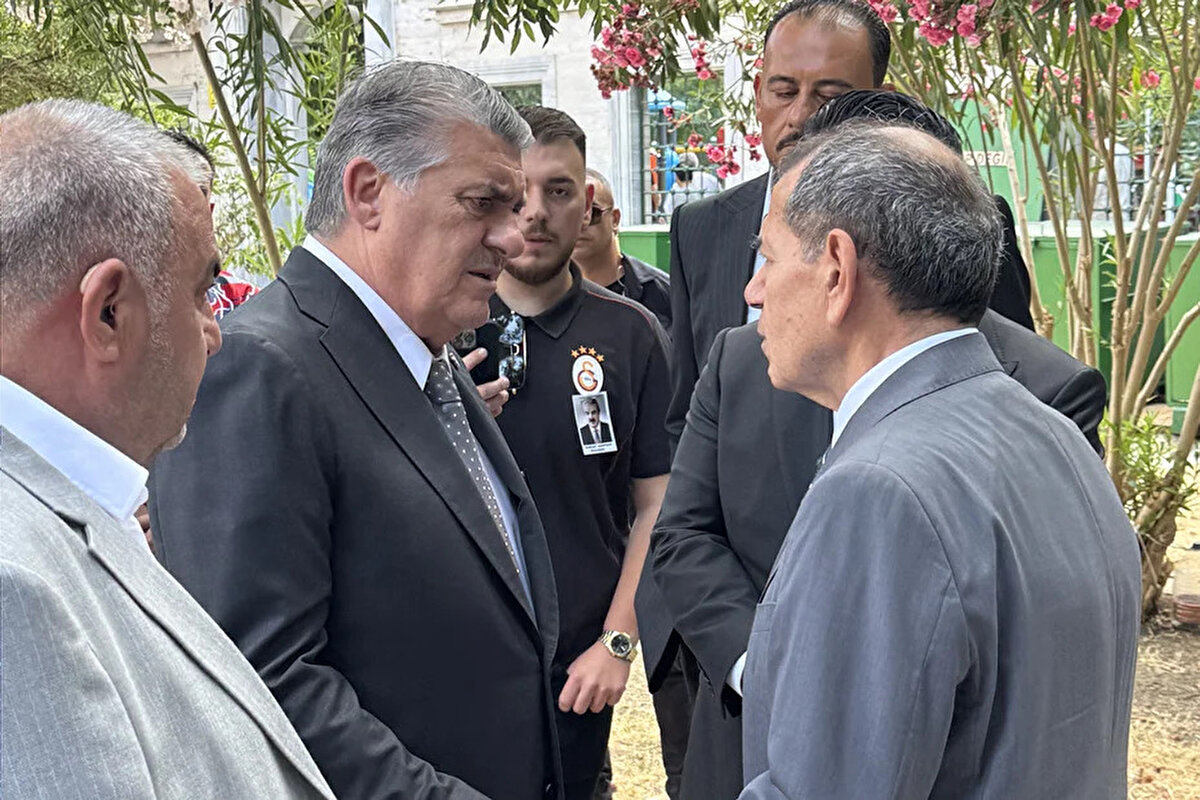 Tunç Holding'in vefat eden kurucusu ve onursal başkanı Tuncay Azaphan son yolculuğuna uğurlandı.<br> <br>Ataköy 5. Kısım Ömer Duruk Camisi'ndeki cenaze namazına Ankara Valisi Vasip Şahin, Galatasaray Kulübü Başkanı Dursun Özbek, Beşiktaş Kulübü Başkanı Serdal Adalı, Azaphan Ailesi ve Tuncay Azaphan’ın sevenleri katıldı.<br> <br>Cenaze namazı öncesinde Galatasaray Başkanı Dursun Özbek ve Beşiktaş Başkanı Serdal Adalı, merhum Tuncay Azaphan’ın oğlu Tunç Holding Yönetim Kurulu Başkanı Dinçer Azaphan’a taziyelerini iletip bir süre sohbet etti.