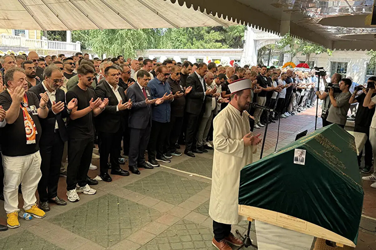 Dursun Özbek ve Dinçer Azaphan, cenaze namazı öncesinde basın mensuplarına açıklamada bulundu.<br> <br>Dinçer Azaphan’ın çok iyi bir Galatasaraylı olduğunu belirterek sözlerine başlayan Özbek, "Kendisi camiaya her zaman her konuda destek vermeye hazır bir kardeşimiz. Babasına rahmet diliyorum, mekanı cennet olsun. Bütün aileye sabır diliyorum. Buradaki insanlar, Dinçer’i ve aileyi ne kadar sevdiklerini gösteriyor." ifadelerini kullandı.