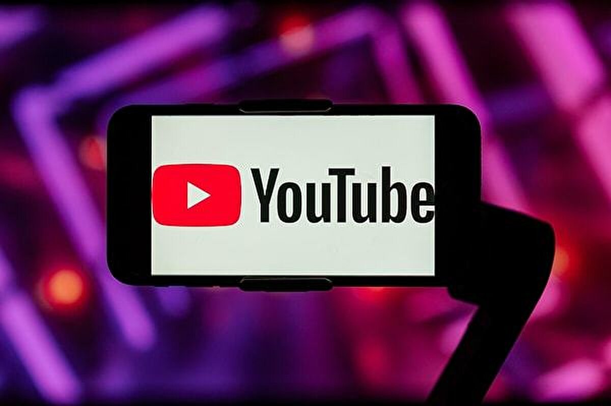 YouTube, platformun web sürümünde kullanıcı deneyimini değiştirecek önemli bir güncellemeye imza atıyor. Nisan 2025’ten bu yana test aşamasında olan yeni video oynatıcı tasarımı, artık kademeli olarak daha fazla kullanıcıya sunulmaya başlandı. Reddit gibi platformlarda paylaşılan ekran görüntüleriyle ortaya çıkan yeni tasarım, hem görsel olarak hem de kullanım açısından dikkat çekici yenilikler içeriyor.