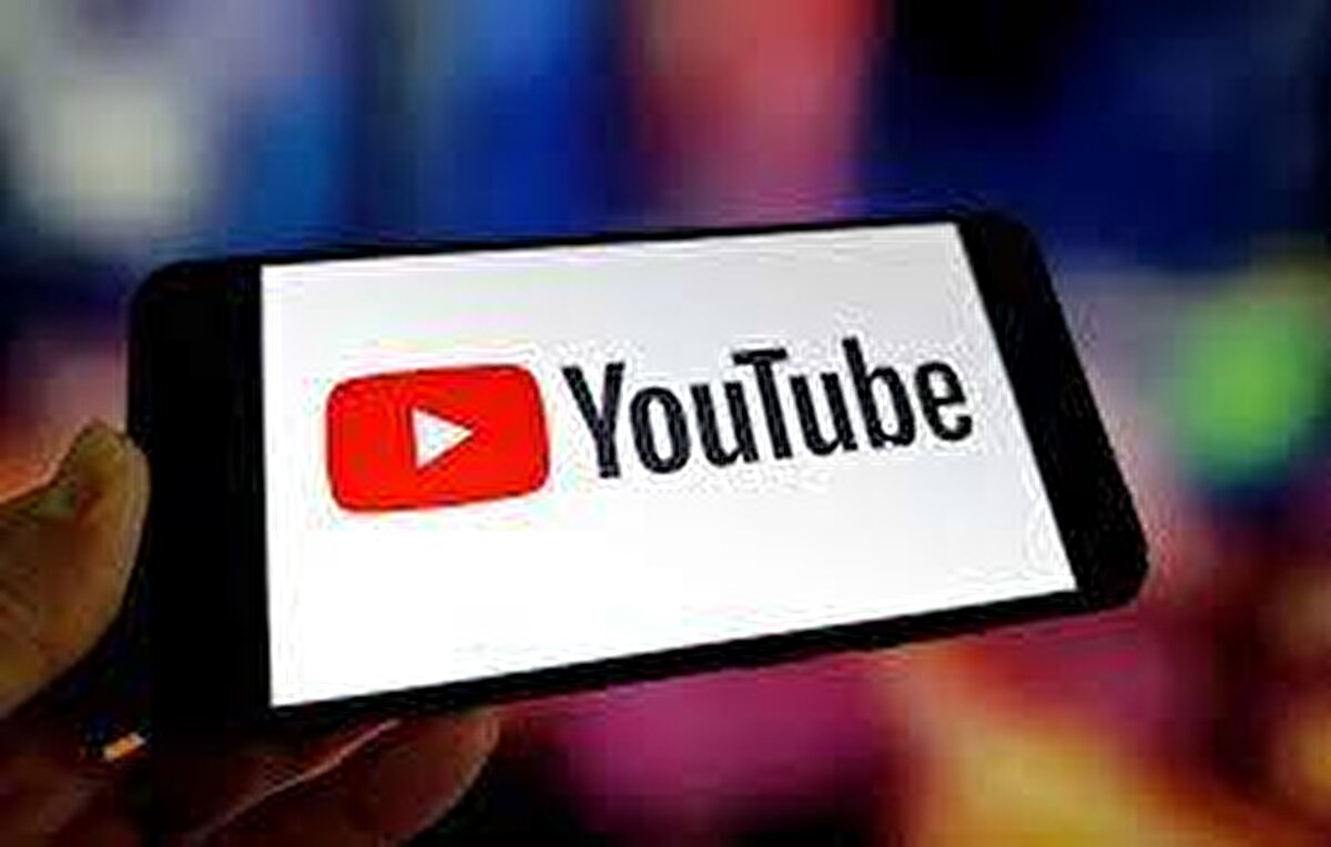 Yeni tasarımda, Oynat ve Duraklat tuşları ile video süresi artık ayrı ayrı baloncuklar içerisinde yer alıyor. Diğer tüm oynatıcı butonları ise farklı bir baloncuğun içinde toplanmış şekilde kullanıcıya sunuluyor. En dikkat çeken değişikliklerden biri ise ses seviyesi kontrolüyle ilgili. Daha önce sol alt köşede yer alan ses seviyesi tuşu, artık sağ tarafa taşınıyor. Bu sayede butonlar klasik düzende tek bir şerit halinde değil, gruplandırılmış bir yapıda sunuluyor. Bu değişiklikle birlikte YouTube, video oynatıcısını daha modern ve minimal bir görünüme kavuşturmayı hedefliyor.