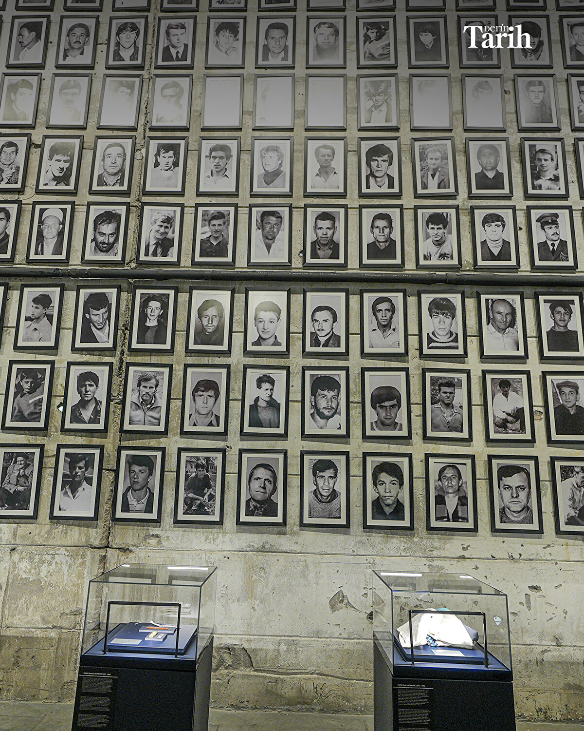 Müzede soykırım kurbanlarından kalan eşyalar, 1992-1995'te yaşanan savaştan kalan videoların gösterildiği ekranlar, kurbanlara ait fotoğraflar gibi çok sayıda bölüm yer alıyor.