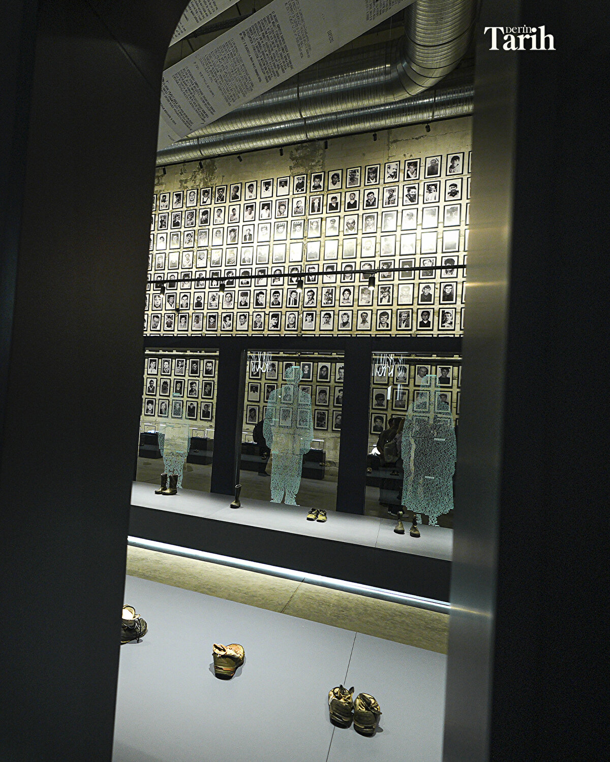 Srebrenitsa'nın, 11 Temmuz 1995'te Ratko Mladic komutasındaki Sırp birliklerince işgal edilmesinin ardından BM bünyesindeki Hollandalı askerlere sığınan sivil Boşnaklar, daha sonra Sırplara teslim edildi.