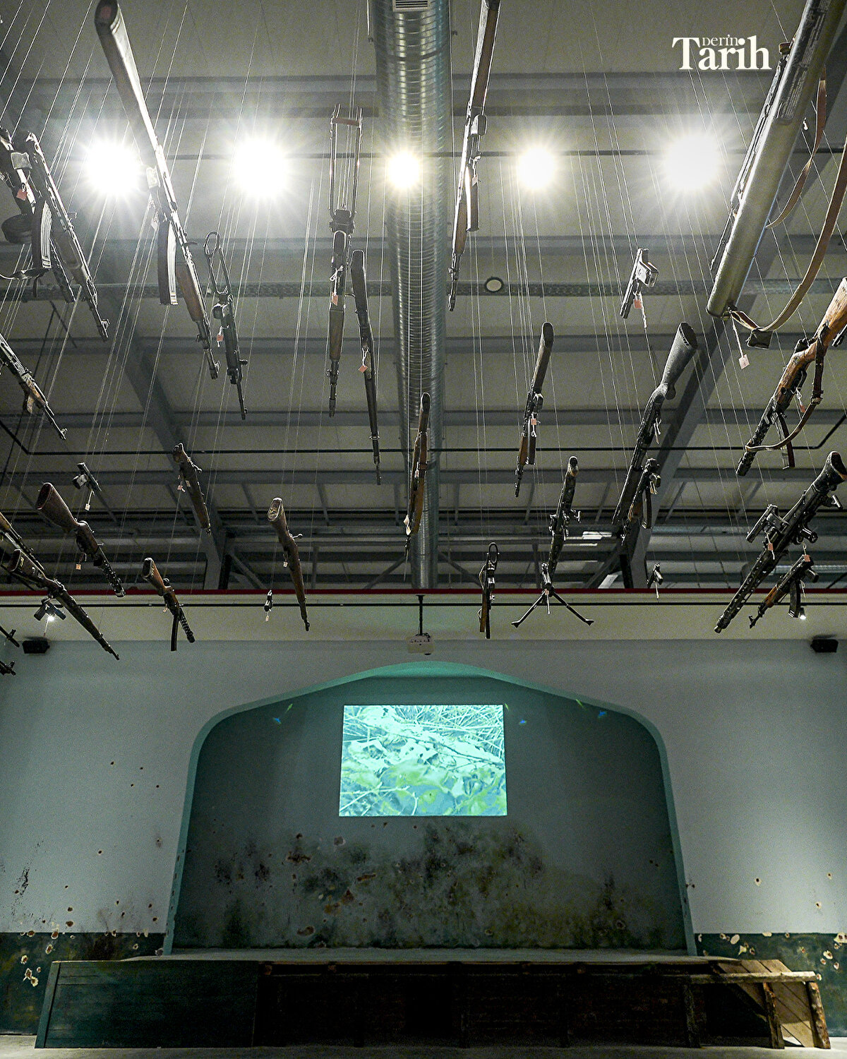 Müzede, Srebrenitsa annelerinin mücadelesinin de anlatıldığını aktaran Salihovic, "İnsanlar burada başka hiçbir sergimizde sunulmayan şeyleri görebilecek. Özellikle toplu infazların yapıldığı yerleri, yani bunlardan birinin nasıl göründüğünü gösteren bir replikayı görecekler. Toplu mezarlarda bulunan tüm eşyalar burada sergileniyor. Soykırım kurbanlarına ait eşyalar, Srebrenitsa annelerinin ve hayatta kalanların kişisel hikayeleri yer alıyor. Bir duvar tamamen soykırım kurbanlarının fotoğraflarına ayrıldı." diye konuştu.