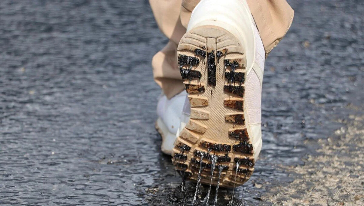 Peki hafta sonu hava nasıl olacak?<br><br>En yüksek sıcaklık Güneydoğu'da <br><br>Marmara Bölgesi dışında yurt genelinde sıcaklıkların mevsim normallerinin üzerinde seyredeceğini kaydeden Çelik, "En yüksek sıcaklıklar önümüzdeki günlerde Güneydoğu Anadolu Bölgesi'nde olacak. İl merkezlerinde 43 ila 44 derece sıcaklık bekliyoruz. İlçe merkezlerinde birkaç derece daha yüksek olabilir" ifadelerini kullandı.<br><br>Sıcaklıkların gölgede ölçüldüğünü, güneş altında ve özellikle öğle saatlerinde çok daha üzerinde sıcaklıklar ölçülebildiğini aktaran Çelik, "Özellikle öğle saatlerinde kronik rahatsızlığı olanların, yaşlıların ve çocukların mümkünse dışarı çıkmamalarını veya tedbir almalarını tavsiye ediyoruz." diye konuştu.