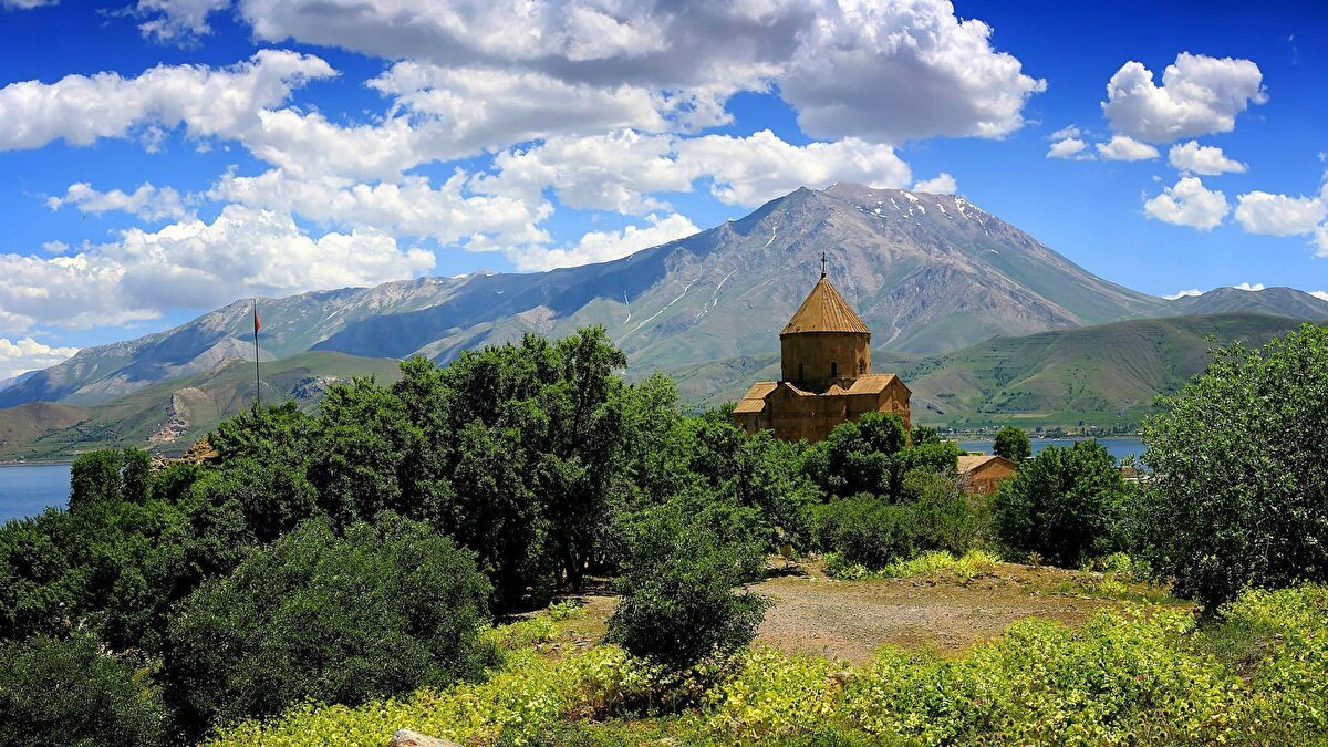 DOĞU ANADOLU<br><br>Parçalı ve az bulutlu, doğusunun yer yer çok bulutlu, Kars ve Ardahan ile Van'ın doğu kesimlerinin yerel olmak üzere sağanak ve gök gürültülü sağanak yağışlı geçeceği tahmin ediliyor.<br><br>ERZURUM °C, 31°C<br>Parçalı ve az bulutlu<br><br>KARS °C, 29°C<br>Parçalı ve çok bulutlu, öğle saatlerinden sonra yerel olmak üzere sağanak ve gök gürültülü sağanak yağışlı<br><br>MALATYA °C, 42°C<br>Az bulutlu<br><br>VAN °C, 29°C<br>Parçalı ve çok bulutlu, öğle saatlerinden sonra doğu kesimleri yerel olmak üzere sağanak ve gök gürültülü sağanak yağışlı