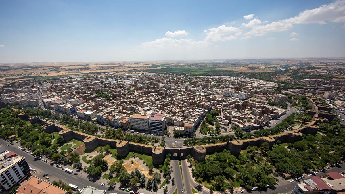 GÜNEYDOĞU ANADOLU<br><br>Az bulutlu ve açık geçeceği tahmin ediliyor.<br><br>DİYARBAKIR °C, 43°C<br>Az bulutlu ve açık<br><br>GAZİANTEP °C, 42°C<br>Az bulutlu ve açık<br><br>MARDİN °C, 40°C<br>Az bulutlu ve açık<br><br>SİİRT °C, 42°C<br>Az bulutlu ve açık