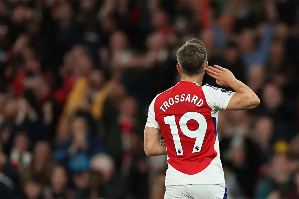 Kanat transferi nedeniyle Arsenal, Leandro Trossard'ın ayrılmasına olumlu yaklaşıyor. Times'ta yer alan haberde Fenerbahçe'nin deneyimli futbolcuyla anlaşma sağladığı ve 3 yıllık sözleşme önerdiği belirtildi.<br>