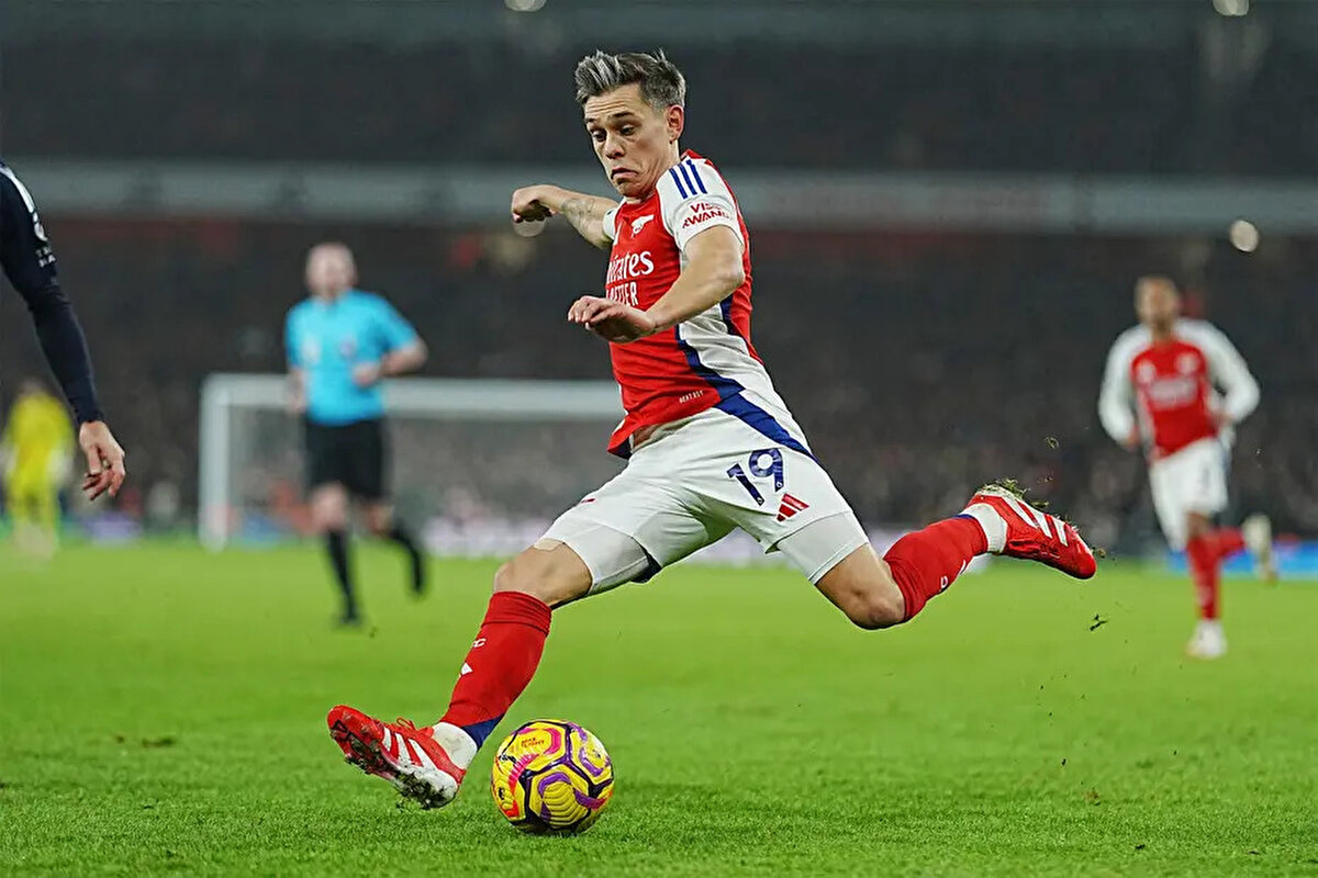 30 yaşındaki futbolcu geride kalan sezonda Arsenal formasıyla 56 maça çıkarken 10 gol ve 10 asist kaydetti. Trossard kariyerinde daha önce Genk, OH Leuven, Lommel United, Westerlo ve Bocholt takımlarında da oynadı.<br>