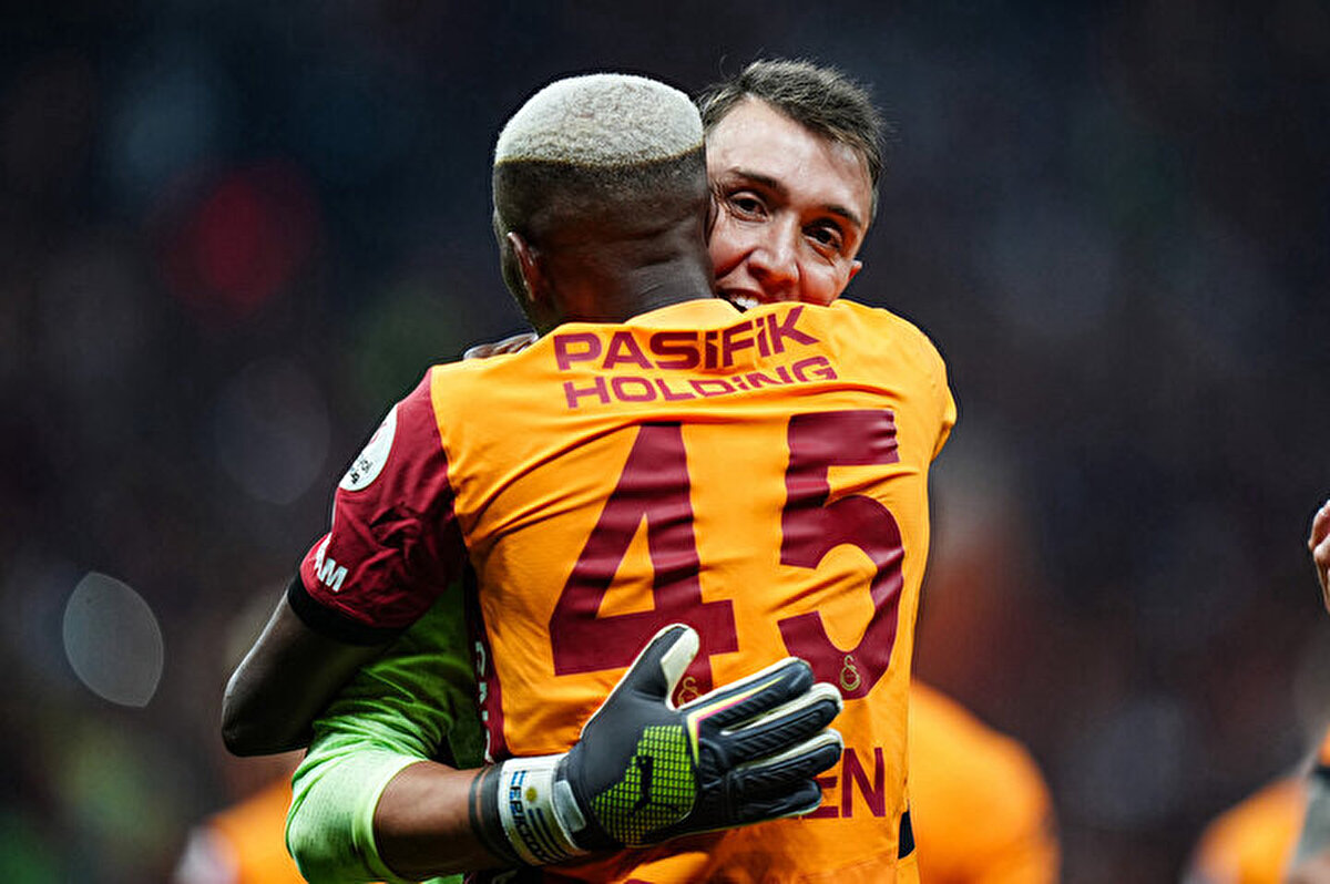 Galatasaray'da sezonu çifte kupayla tamamlayan Victor Osimhen, Suudi Arabistan'ın Al Hilal takımından gelen astronomik teklifi kabul etmemişti. 