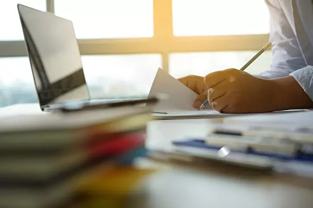 KPSS 20251 merkezi atama başvurularının başlamasıyla birlikte ÖSYM tarafından yayımlanan KPSS 2025 tercih kılavuzu adayların gündeminde. Adaylar, başvuru sırasında tercih edecekleri pozisyonlarda yer alan “nitelik kodları” üzerinden uygunluk kriterlerini sorguluyor. Bu kapsamda özellikle 7348 nitelik kodu nedir, 7322 nitelik kodu ne anlama gelir gibi aramalar yoğunlaştı. KPSS 20251 merkezi atama tercih kılavuzu, ÖSYM’nin Aday İşlemleri Sistemi (AİS) üzerinden erişime açıldı. 2025 KPSS tercih kılavuzunda yer alan nitelik kodları, başvuruların geçerli sayılması ve yerleştirme sürecinin sağlıklı yürümesi açısından büyük önem taşıyor. KPSS merkezi atama nedir, 2025 tercih kılavuzu ne zaman yayımlandı, merkezi atama 2025 sürecinde nelere dikkat edilmeli, kpss geç başvuru tarihi 2025 ne zaman, 7322 ve 7348 kodu hangi kurumlara ait gibi merak edilen tüm detayları senin için derledik.