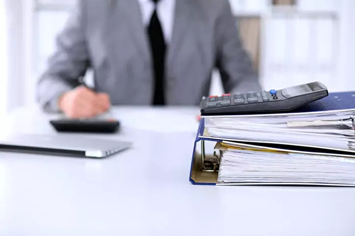 KPSS 20251 tercih sürecinde dikkat edilmesi gerekenler<br><br>Adayların mezun oldukları bölüm ve alanlara uygun pozisyonları tercih etmeleri gerekiyor.<br><br>7348 ve 7322 gibi nitelik kodlarının açıklamalarını tercih kılavuzundan detaylıca okumalıdırlar.<br><br>Yaş, sağlık durumu, sertifika ve hizmet süresi gibi özel şartlara sahip pozisyonlara başvurmadan önce uygunluk kontrolü yapılmalıdır.<br><br>AİS sistemi üzerinden tercih işlemi tamamlanmadan önce tüm bilgilerin doğruluğu kontrol edilmelidir.