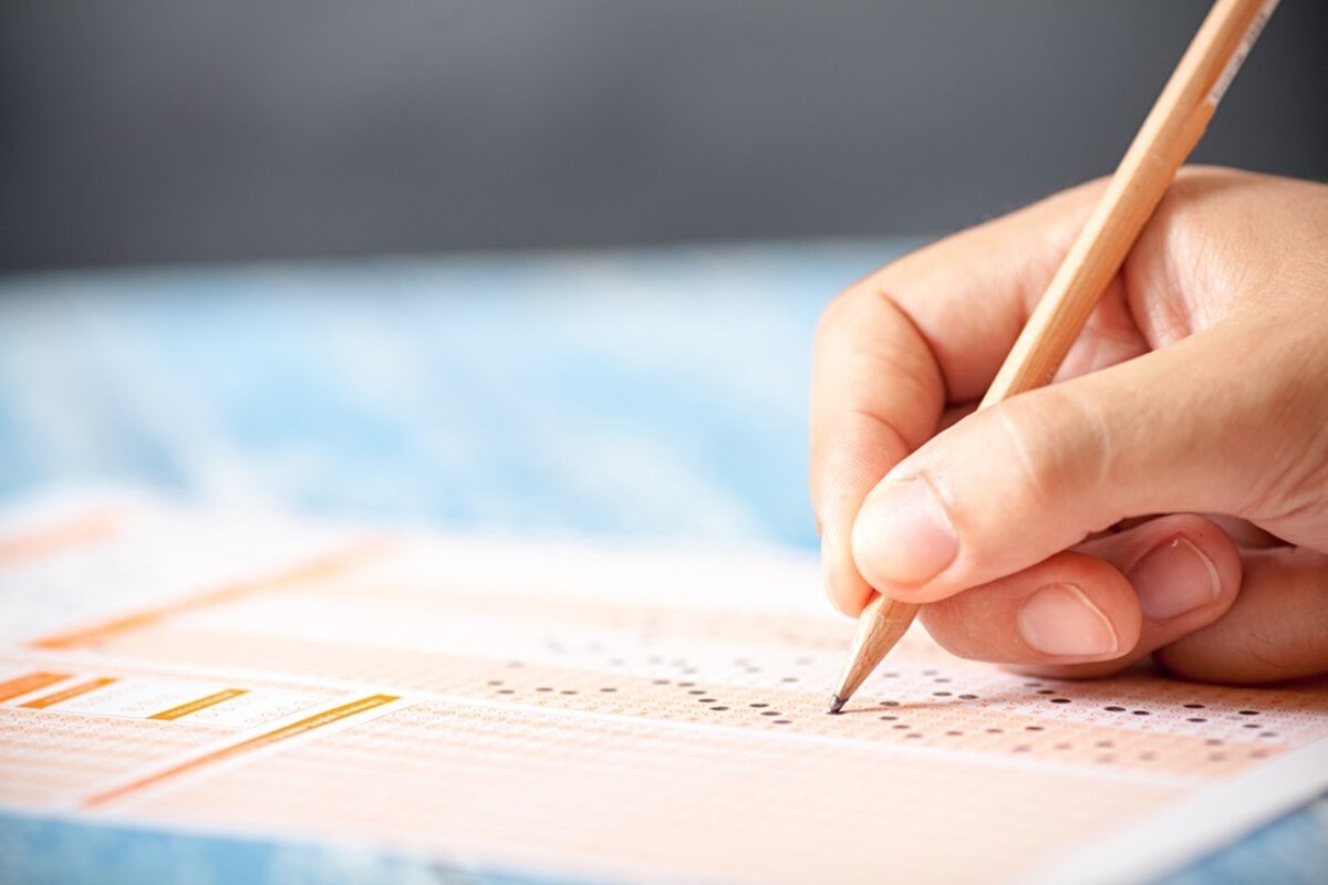 YKS tercih kılavuzu yayımlandı mı?<br><br>YKS tercih işlemleri başlamadan önce ÖSYM tarafından her yıl olduğu gibi “Yükseköğretim Programları ve Kontenjanları Kılavuzu” yayımlanıyor. Bu kılavuzda üniversitelerin programlarına ait kontenjan bilgileri, puan türleri, başarı sıralamaları ve özel koşullar yer alıyor. 2025 yılına ait tercih kılavuzu ise henüz yayımlanmadı. Kılavuzun, sınav sonuçlarının ilan edilmesinden kısa süre sonra erişime açılması bekleniyor.