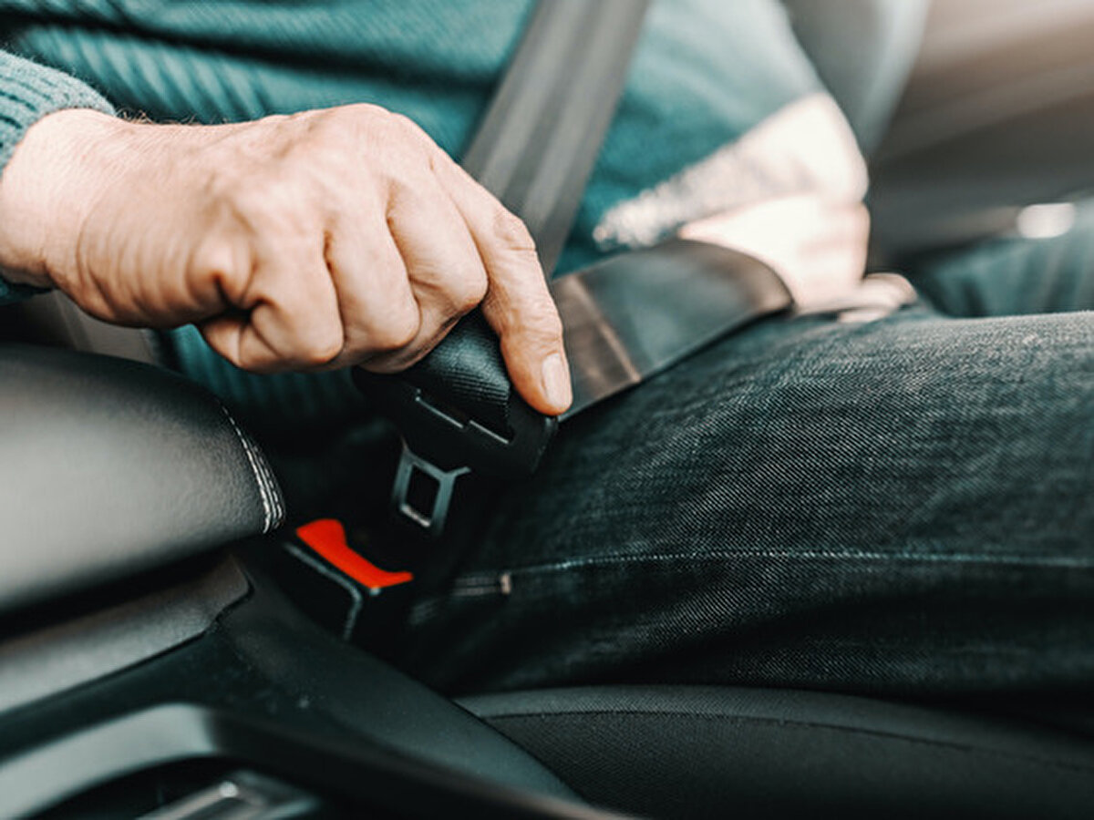 Emniyet kemeri takmayan yolculara para cezası geliyor<br><br>Yeni yasaya göre ceza, doğrudan değil "ikincil uygulama" şeklinde kesilecek. Yani polis, sürücüyü başka bir trafik ihlali nedeniyle durdurmadıkça arka koltukta kemer takmayan yolcu için ceza kesemeyecek. Ancak herhangi bir durdurma halinde, sürücü kemersiz yolcuların her biri için ayrı ayrı cezaya tabi tutulacak.