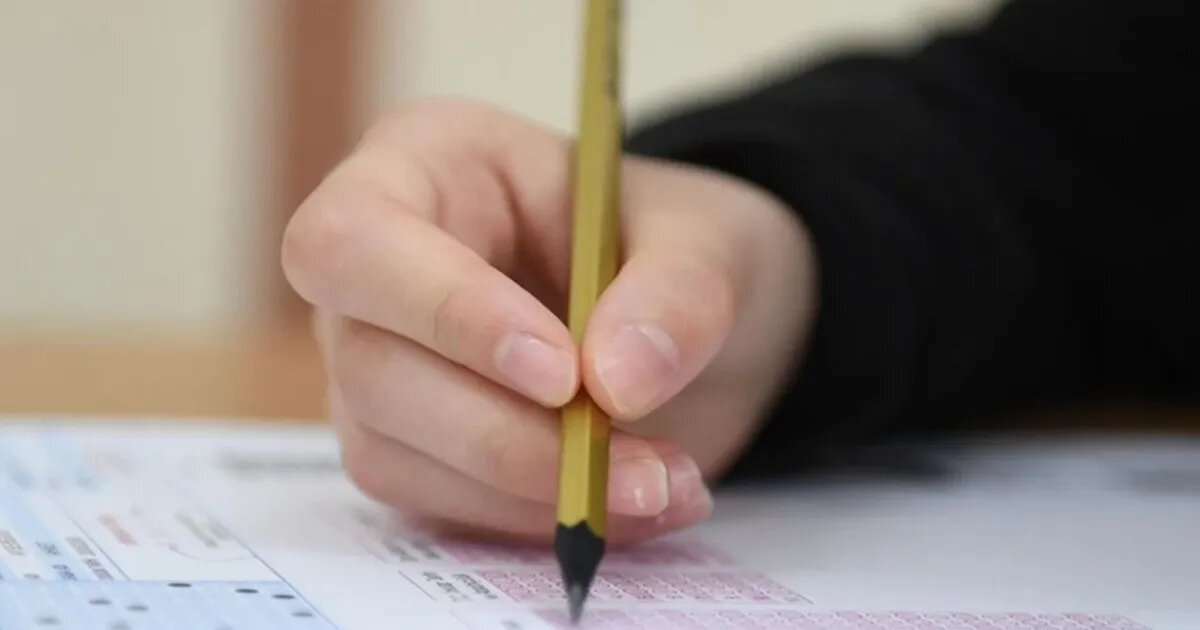 2025 Milli Eğitim Bakanlığı Akademi Giriş Sınavı (AGS) için geri sayım resmen başladı. ÖSYM’nin yayımladığı sınav takvimine göre, öğretmen adaylarının katılacağı AGS 13 Temmuz 2025 Pazar günü gerçekleştirilecek. Sınava hazırlanan binlerce aday, “AGS sınavı ne zaman, saat kaçta başlıyor, kaçta bitiyor?” sorularına yanıt ararken; sınav süresi, saat bilgileri ve giriş belgelerine dair tüm detaylar da netleşti. İşte 2025 AGS sınav tarihi, süresi ve sınavla ilgili merak edilenler...