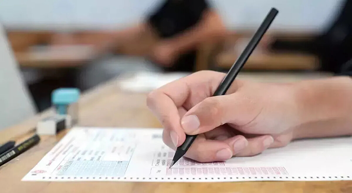 AGS sınav giriş belgeleri nereden alınır?<br><br>Adaylar, AGS sınav giriş belgelerini ÖSYM Aday İşlemleri Sistemi (https://ais.osym.gov.tr) üzerinden T.C. kimlik numaraları ve şifreleriyle edinebilecek. Giriş belgesi olmadan sınav salonuna giriş kesinlikle yapılmayacak.