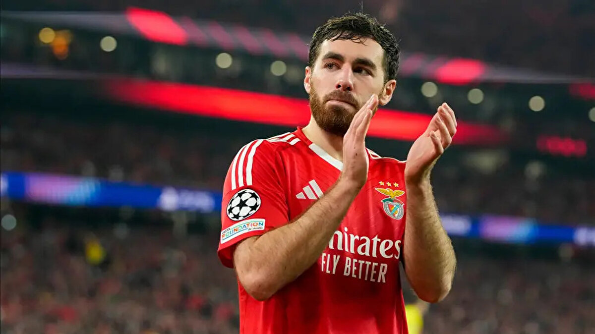 Siyah beyazlı kulübün paylaşımında, "Transfer görüşmesine başladığımız profesyonel futbolcu Orkun Kökçü’yü taşıyan uçak, bugün saat 18.00'de Atatürk Havalimanı Genel Havacılık Terminali'ne iniş yapacak. Bütün camiamıza önemle duyurulur.” denildi.<br>