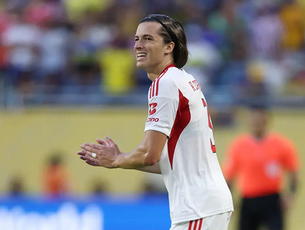 Real Madrid'in bu tutarı taksitler halinde ödemek için Benfica ile de anlaştığı aktarıldı. İspanyol devi, FIFA Kulüpler Dünya Kupası öncesinde de genç sol beki kadrosuna katmak istemiş ancak sonuç çıkmamıştı.<br>