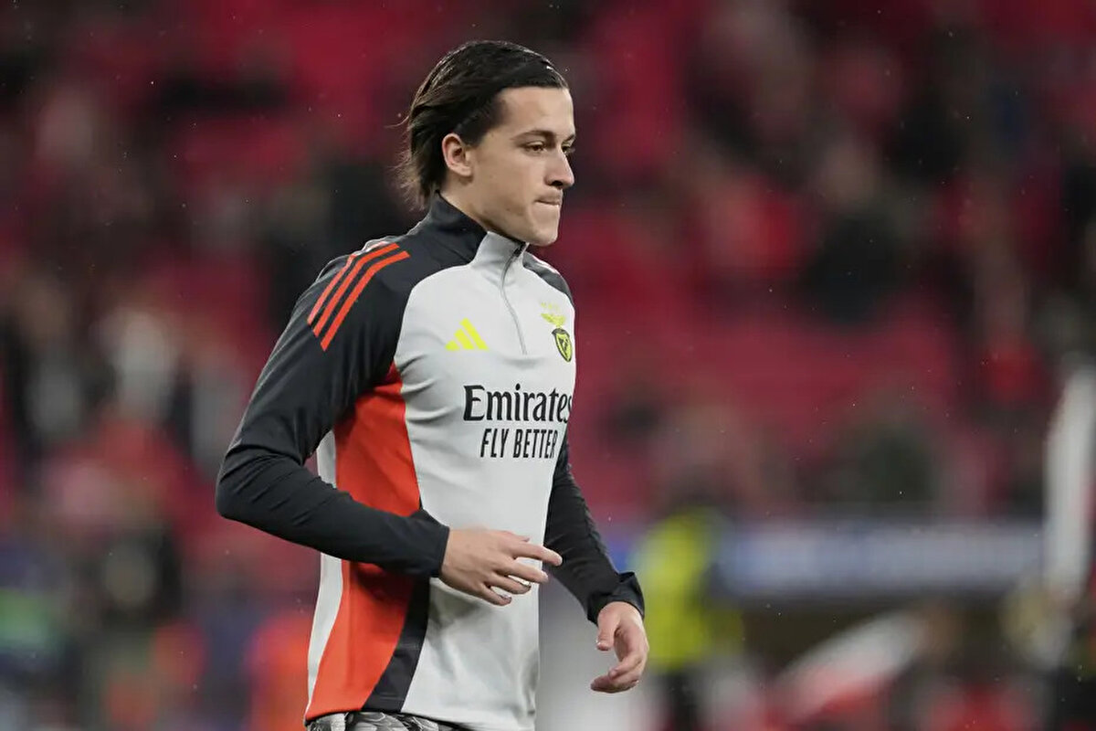 Alvaro Carreras'ın kariyeri<br><br>Futbol kariyerine Real Madrid'in altyapısında başlayan Alvaro Carreras, sonrasında İngiltere'de sırasıyla Manchester United ve Preston formalarını giydi.<br> <br>Manchester United'da Granada'yla ve Benfica'ya kiralık olarak giden Carreras, 2024/25 sezonunda bonservisiyle Portekiz ekibine transfer oldu.