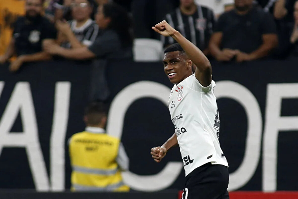 Paul Onuachu, Wagner Pina ve son olarak Felipe Augusto ile kadrosunu güçlendiren Trabzonspor'da gözler orta saha transferine çevrildi.<br>