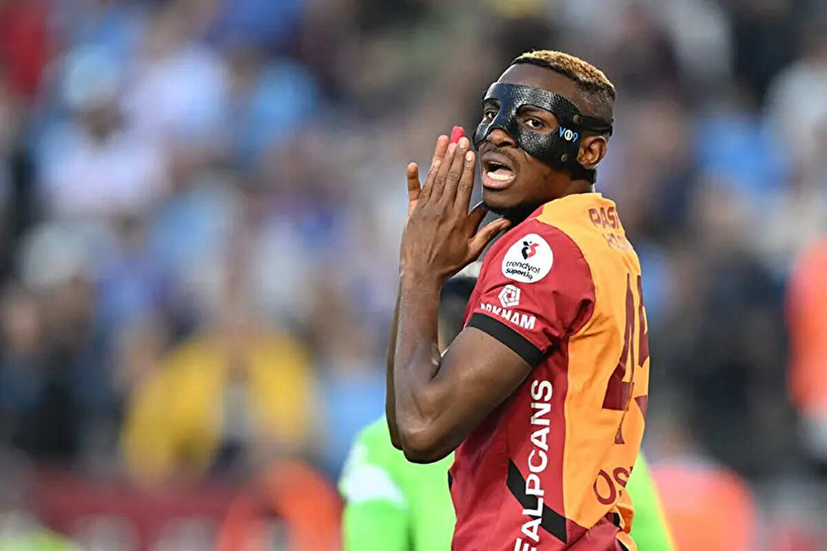 Matteo Moretto'nun haberine göre, gece saatlerinde Al-Hilal'in Napoli'ye ulaşan teklifi 2 taksit halinde 75 milyon euroluk ödemeyi kapsıyordu.<br>