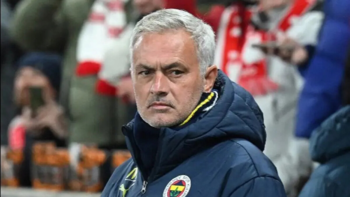 Jose Mourinho'nun da ayrılığa onay verdiği belirtilirken Fenerbahçe'nin bonservis beklentisi ise daha yüksek.<br>