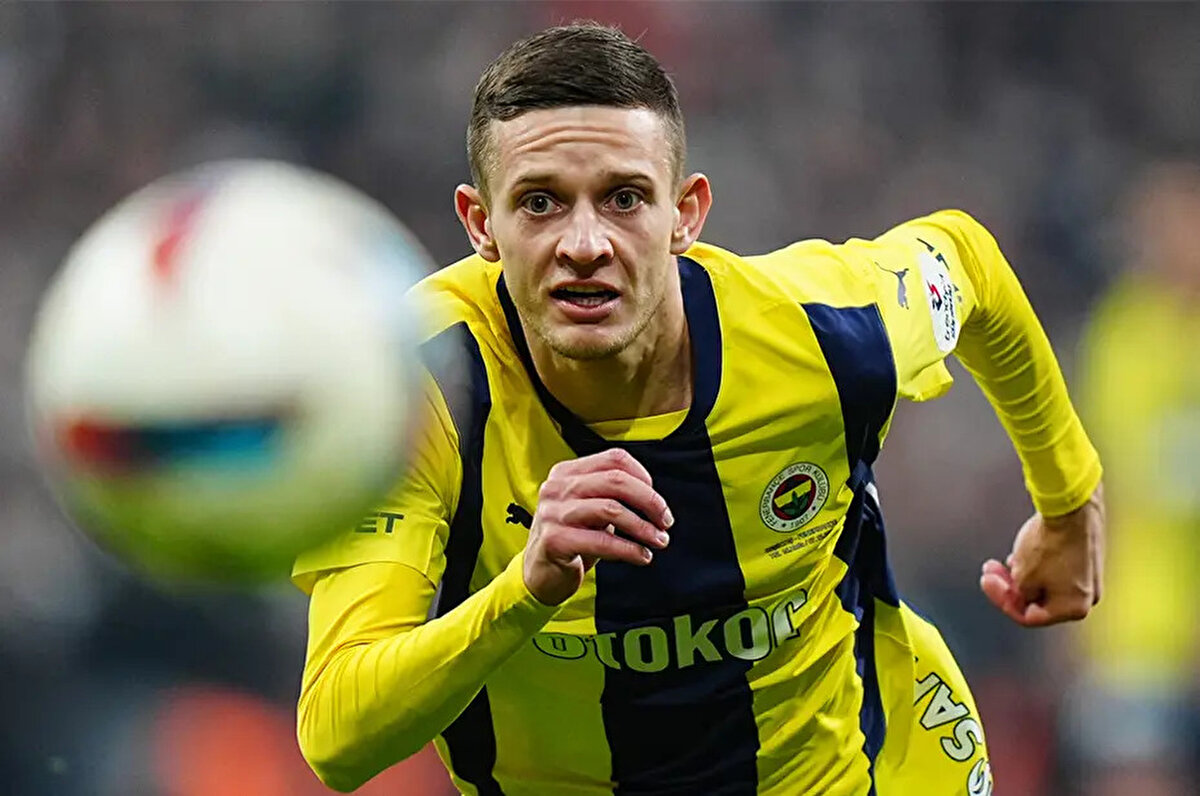 Fanatik'te yer alan habere göre, Szymanski ve Amrabat'a Atalanta talip oldu. İtalyan ekibinin 2 futbolcu için toplam 25 milyon euroluk teklif yapmaya hazırlandığı aktarıldı.<br>