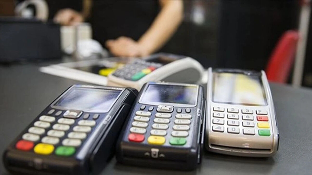 Vergi Usul Kanunu Genel Tebliği kapsamında hazırlanan taslak düzenlemeye göre, perakende mal ve hizmet satışı yapan mükelleflerin başkasına ait POS cihazı kullanmaları engellenecek. Yeni nesil EFT-POS özellikli ÖKC’ler ile ödeme belgeleri mali belgelerle entegre edilerek, ticari işlemlerde kayıt dışılığın önüne geçilmesi amaçlanıyor. Basit usulde vergilendirilen mükellefler ile toptancılar ise bu uygulamanın dışında tutulacak.