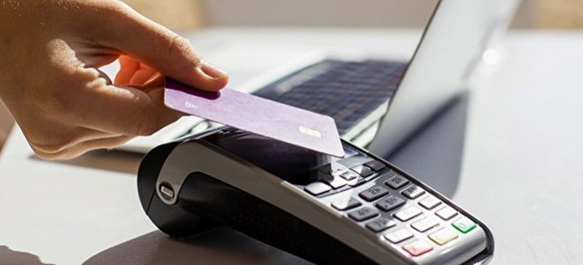 Bayilik ve e-ticarette özel kurallar<br><br>Türkiye çapında en az 30 bayiye sahip firmalar için özel düzenlemeler getiriliyor. Bayiye ait POS cihazlarında ana firmaya ait uygulama kullanılabilmesi için belirli şartlar sağlanacak ve süreç Gelir İdaresi Başkanlığı tarafından yayımlanacak kılavuzlar doğrultusunda yürütülecek. E-ticaret platformlarında ise sanal POS kullanımı yeniden düzenlenerek, satış bedellerinin platformlar üzerinden güvenli şekilde tahsil edilmesi sağlanacak.