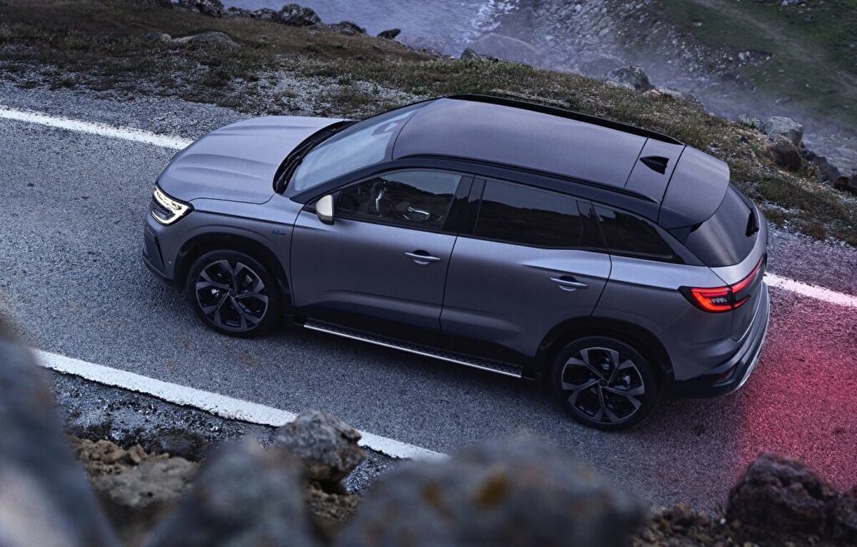 Bu fiyata Renault Austral kaçmaz!<br>Yenilenen tasarımı, verimli hibrit motoru, geniş iç hacmi ve gelişmiş teknolojik donanımlarıyla Yeni Renault Austral, C-SUV segmentinde güçlü bir alternatif olarak öne çıkıyor. Gerek şehir içi konforu gerekse uzun yol performansıyla dikkat çeken model, 2025 fiyat listesi ile de rekabetçi bir konumda yer alıyor. Siz de bu fırsatı kaçırmadan Yeni Austral’i yakından inceleyebilirsiniz!