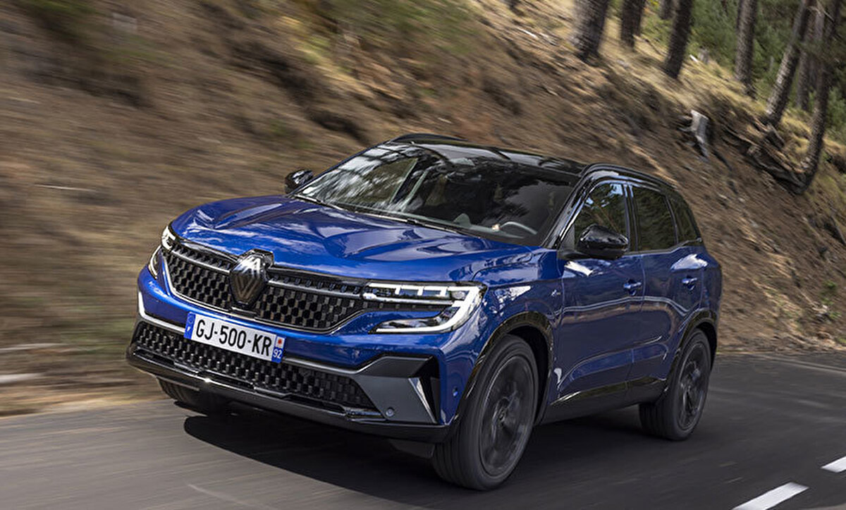 Geniş bagaj hacmi ve aile dostu iç mekân<br>527 litrelik bagaj hacmi ve 274 mm’lik bacak mesafesi, aile kullanıcıları için oldukça ideal bir alan sunuyor. Aracın 1.612 kg’lik boş ağırlığı ve geliştirilmiş amortisör sistemi sayesinde virajlarda daha dengeli ve konforlu bir sürüş sağlanıyor.