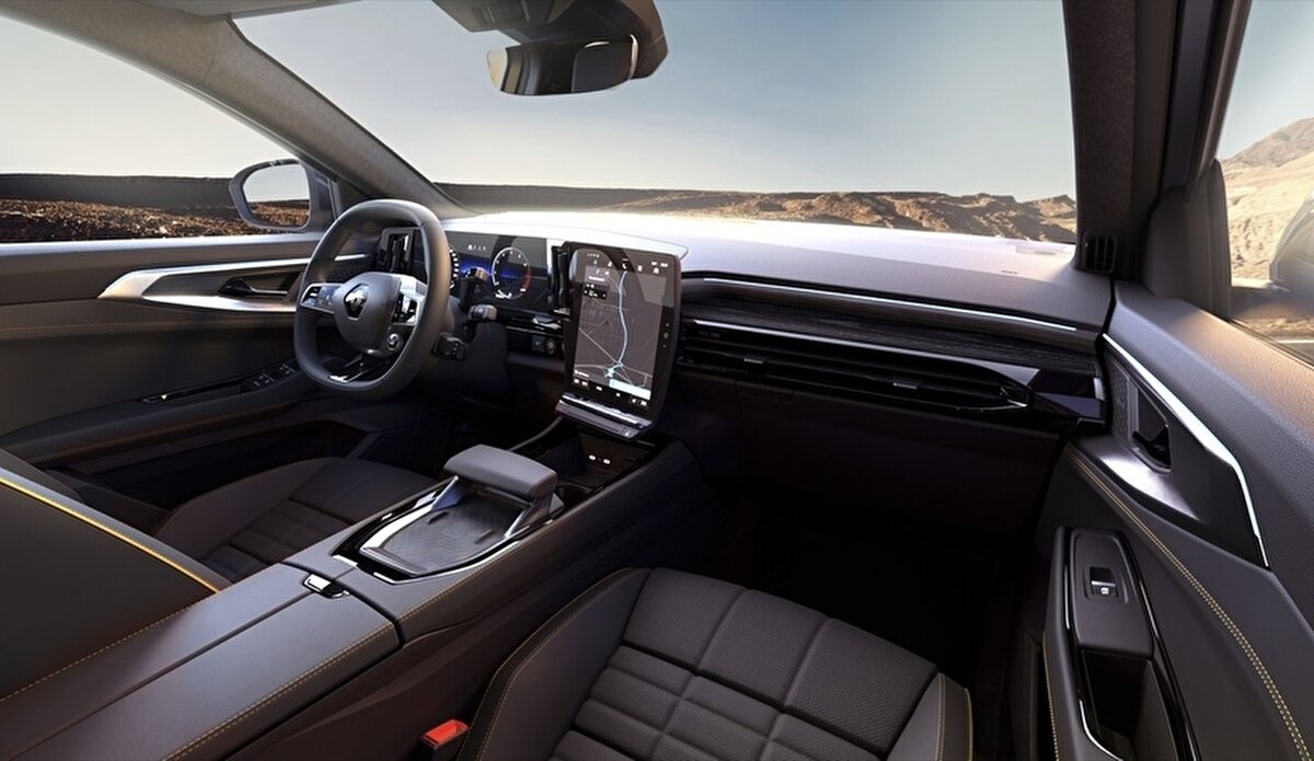 İç mekânda ise teknolojik detaylar dikkat çekiyor. 12 inçlik multimedya ekranı, 12,3 inçlik dijital gösterge paneli ve 9,3 inçlik head-up display ile sürücüye bilgiye kolay erişim sağlanıyor. Android Auto ve Apple CarPlay desteği, gelişmiş ses yalıtımı ve otonom sürüş destek sistemleri de modelin modern yönünü pekiştiriyor.