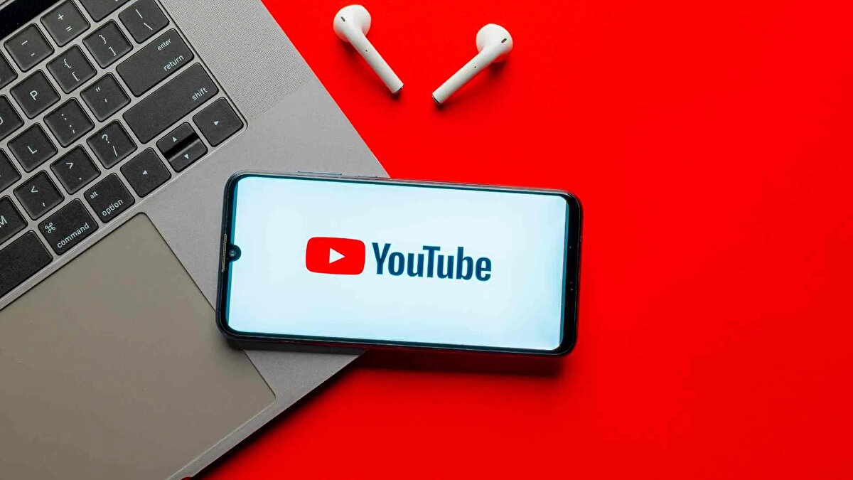 Özellikle ileri yaştaki kullanıcıların risk altında olduğuna dikkat çekiliyor. Verilere göre, 55 yaş üstü kullanıcıların YouTube izleme süresi son iki yılda iki katına çıkarken, bu kitlenin internet konusunda daha az bilgi sahibi olması onları siber dolandırıcılara karşı savunmasız hale getiriyor.
