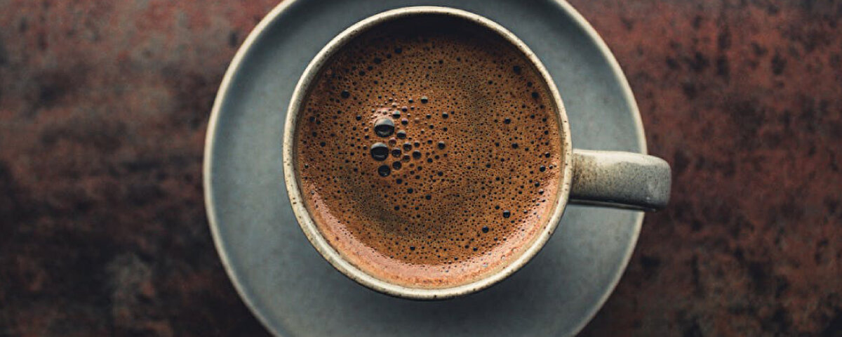 Güne zinde başlamak için tercih edilen, sosyal hayatın vazgeçilmez içeceği kahve, şimdi de sağlık alanında gündemde. 12 binden fazla kişinin katıldığı yeni bir araştırmaya göre, günlük 100 mg kafein yani yaklaşık bir fincan kahve tüketmek, kabızlık riskini %20 oranında azaltıyor.