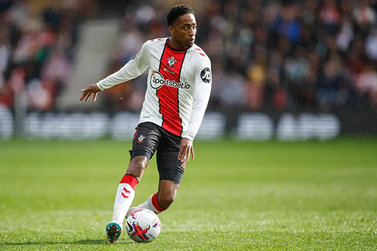 Siyah beyazlılar aynı zamanda İngiliz sağ bek Kyle Walker-Peters ile de 3 yıllık anlaşmaya vardı. 