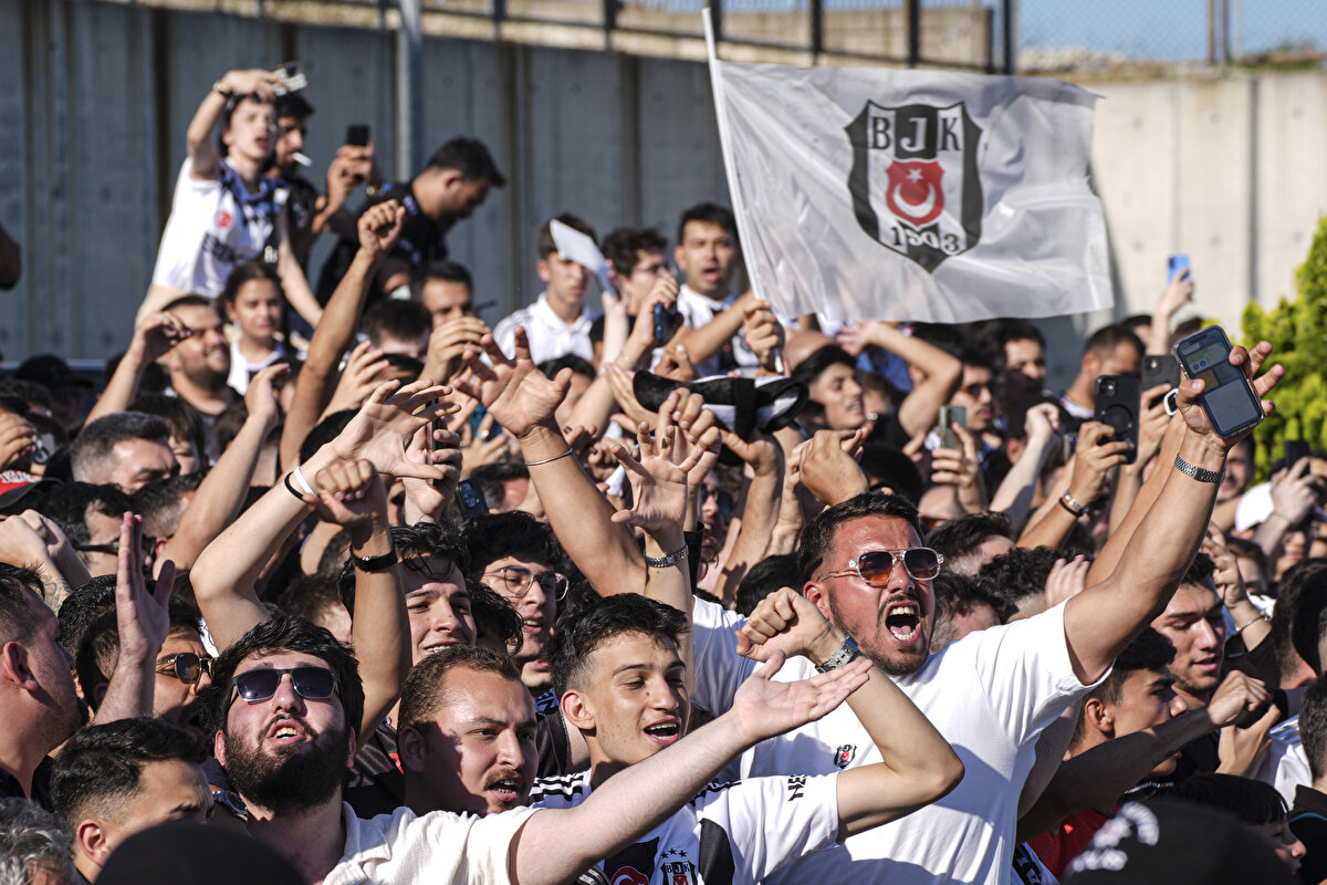 Binlerce siyah beyazlı taraftar, Orkun'u Atatürk Havalimanı'nda karşıladı.